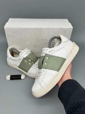Valentino Open Skor | 41 - Valentino Open sneakers i grymt skick! Storlek 41. Original box samt extra skosnören ingår! INGA BYTEN. Hör av er vid funderingar 🙌