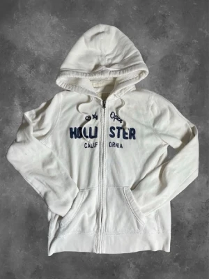 Hollister hoodie - Säljer denna snygga hollister hoodie i storlek xxs