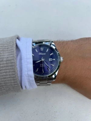 Blå klocka från Doventi  - 🌟 Doventi - Helt ny och oanvänd klocka i toppskick! 🌟 🎁 Levereras komplett med originalbox. ✨ Perfekt skick, garanterat utan defekter. ⚙️ Enkel justering för optimal passform. 🚀 Snabb leverans samma dag – direkt till dig!