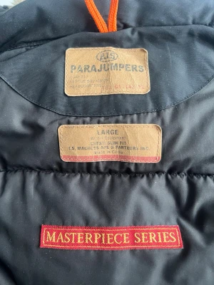 Parajumpers parkas Masterpiece Series - Säljer en svart Parajumpers parkas från Masterpiece Series i storlek Large. Jackan har en lyxig huva fodrad med äkta päls.