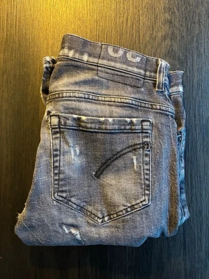 Dondups george - Dondups george storlek 30. Några små hål lite här o där men går o fixa.