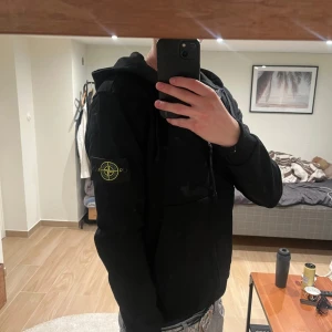 Stone island hoodie  - Stone island svart hoodie, storlek M men passar S också, 9/10 i skick. Säljer den för att den är för liten för mig. Om ni har några frågor är det bara att DMa!