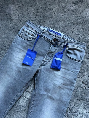 Jacob Cohen jeans (HELT NYA) - Tja! Säljer nu dessa helt sprillans nya Jacob Cohen jeansen! Jeansen är i den populära modellen BARD, allt ingår, tags, trådrulle, och scarf! Jeansen är i storlek w31! Nypris runt 5000kr! Vårat pris 1699kr! Skriv vid bilder eller frågor! Vid snabbaffär= bättre pris