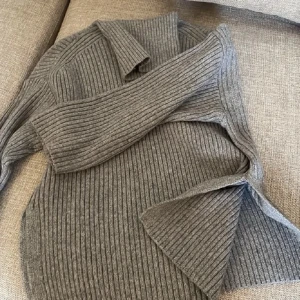 Stickad polotröja från H&M med slits - Stickad polotröja med slits.