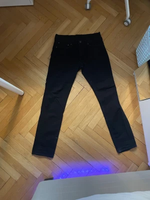 Svarta skinny jeans från Levi's - Säljer ett par svarta jeans från Levi's. De har klassisk femficksdesign. Perfekta till alla typer av outfits och riktigt snygga. Modellen är 511. Pris kan diskuteras.