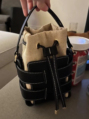 Svart bucket väska HM - Nyskick💗