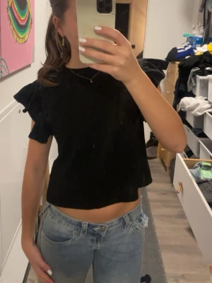 Svart croppad topp med volangärm - Svart croppad topp med volangdetaljer på ärmarna. 💝