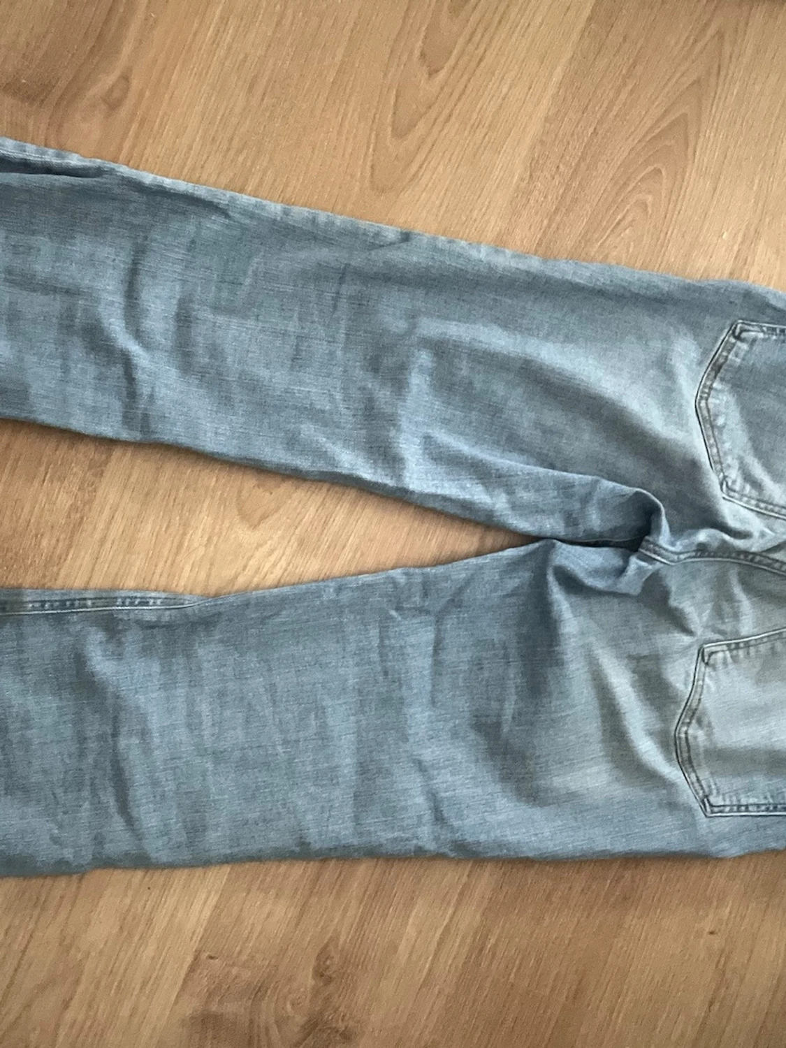 Ljusblå raka jeans med rå kant - 3