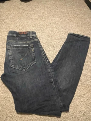 Mörkblå slim fit jeans från DondUp - Säljer ett par mörkblå slim fit jeans från DondUp. Modell: George   I   Nypris: Runt 3000kr