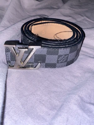 Bälte lager 157 - Bältet är ganska slitet men vi kan diskutera pris i dm stl 42/105