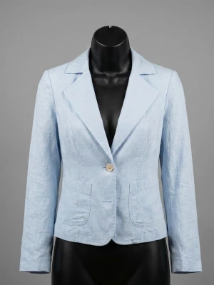 Vintage ljusblå kavaj från Tessie - Snygg ljusblå kavaj från Tessie i 100% bomull. Klassisk modell med krage, en knapp framtill och två stora fickor. Perfekt att slänga på över en t-shirt för en chill och fräsch look. Passar dig som gillar stilrena och enkla plagg.