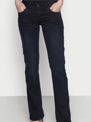 Mörkblåa jeans LTB valerie - Köpta på plick för antal år sedan, kommer inte till användning! Extremt mörkblåa byxor från LTB i modell valerie 💞 Snörade i midjan men går att ta ut snöret, syns inte vid användning 🤗Orginalpris: 800kr 