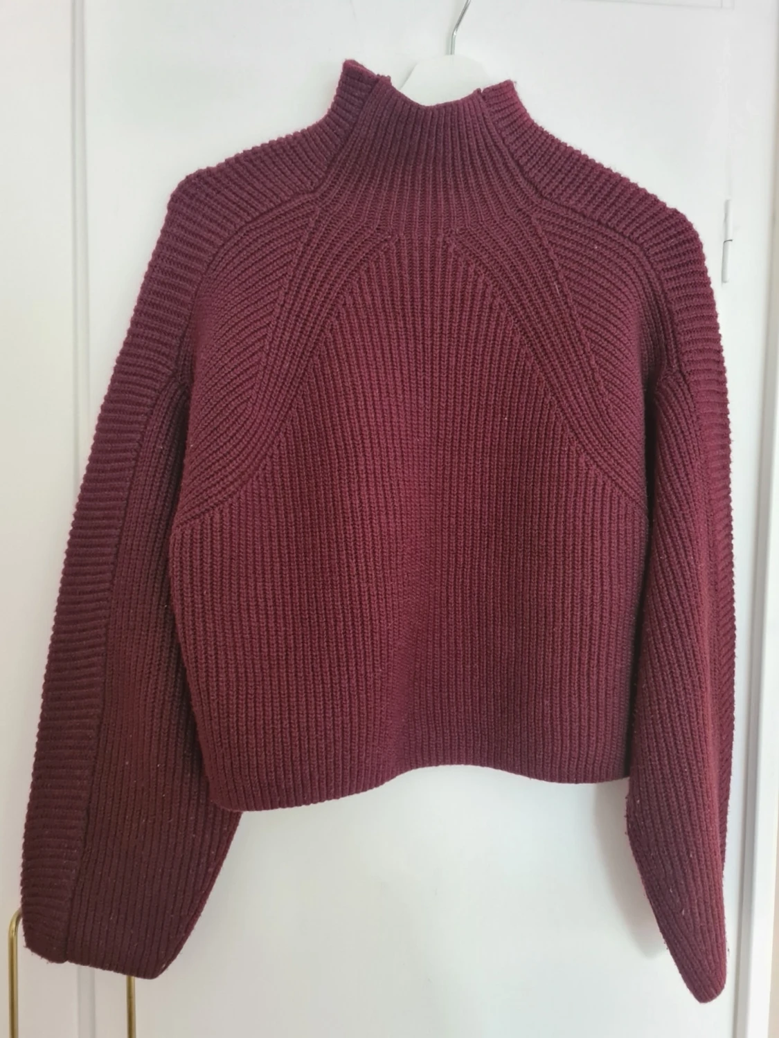 Vinröd ribbstickad polotröja från H&M