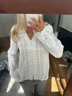 Prickig blus  - Supersöt vit prickig blus-skjorta, perfekt till våren! Köpt i London 