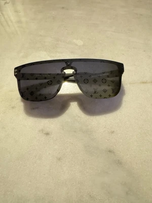 LV solglasögon med snyggt märke svart - snygga svarta LV solglasögon med ett svart märke