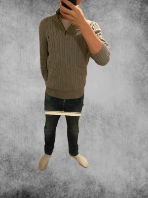 Ralph Lauren quarter zip - Hej! Nu säljer jag denna as feta stickade Ralph Lauren quaterzipen| Storlek: XL(18)-(20) barn=Xs-S  | Skick 9/10 inga defekter| 100% äkta|                          Nypris=2400 | Vårat pris 1099 | Mvh Emil