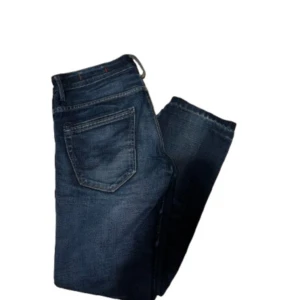 Jack &jones jeans intelligence  - Snygga mörkblå jeans med klassisk femficksdesign och raka ben. Jeansen har en lätt tvättad look och normal midja. Perfekta för en avslappnad och stilren outfit.