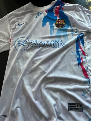 Barcelona tröja Lamine Yamal - Tjena säljer en barcelona tröja med Lamine Yamal på ryggen 