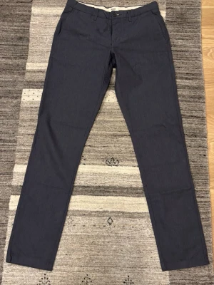 Mörkblå chinos med smal passform - East West chinos med smal passform.