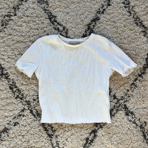 Vit topp  - Superfin coppad top som är lite ribbad!! 
