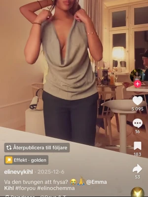 Grå omlott blus med djup urringning - SÖKER DENNA TOPP !!!