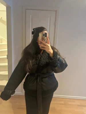 Jacka - Varm och skön jacka , passar storlek S/M Nypris 1750kr Slutsåld  Endast testad