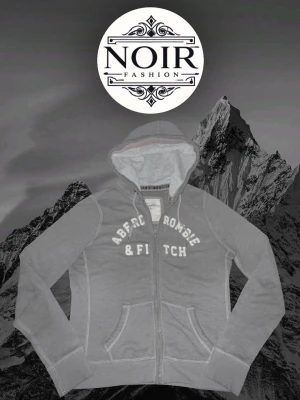 Grå hoodie från Abercrombie & Fitch - Säljer denna sällsynta och mycket eftertraktade Abercrombie hoodien | Passar 165-175 | Mycket bra skick | Vid eventuella frågor hör gärna av dig och erbjuder bra pris vid köp av bundle😁✅