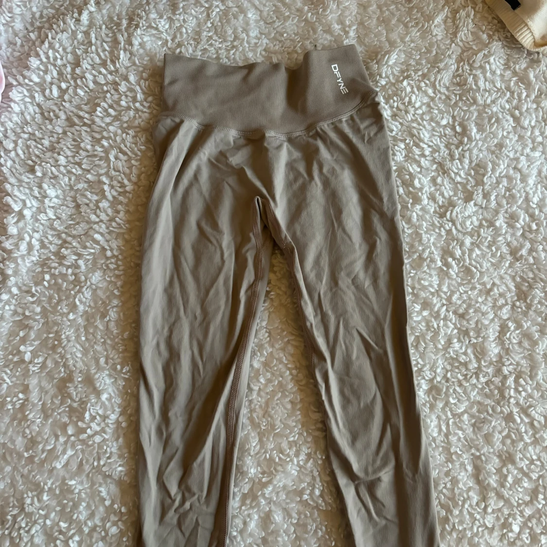Beige leggings från DFINE med scrunch