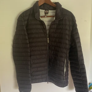 Colmar jacka  - Asfet colmar jacka, skick 9/10 inte använd alls mycket. Nypris runt 2000 mitt pris 999 (inte hugget i sten) kom med bud. Inte alldeles för varm så den är perfekt nu!  