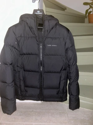 Svart Peak Performance vinter jacka - Svart peak preformance vinter jacka med 3 hål som enkelt går att fixa] Pris går att diskutera] Size M] Nypris 3000kr