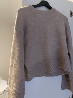 Stickad tröja  - Jätte fin stickad tröja, säljer pga har för många, aldrig använd, inga defekter