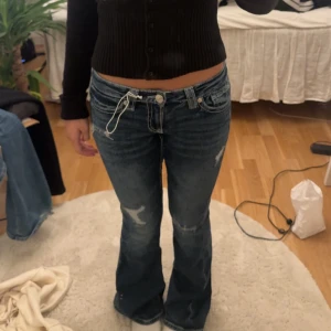Blå bootcut jeans från Gina Tricot - Snygga blå jeans från Gina Tricot 14+ i bootcut-modell med låg midja. Har aldrig använts men lappen är av, de är i storlek s