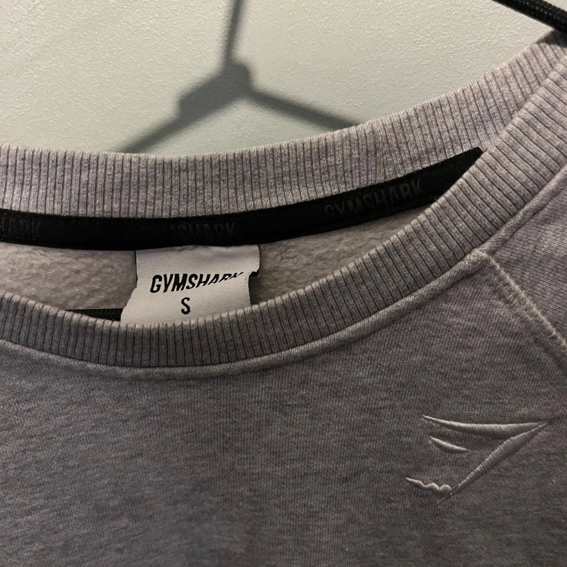 Grå sweatshirt från Gymshark - 2