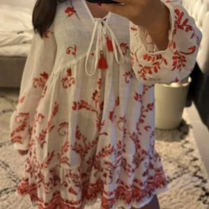 Vit klänning med röda blommor - Så fin vit klänning med söta röda blommor 🌹 