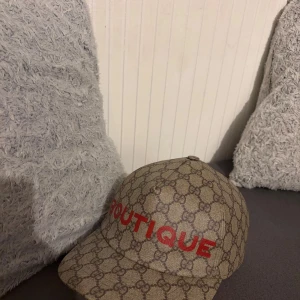 Gucci keps  -  Äkta gucci boutique keps. Nypris 4500-5000kr liten defekt på smakstart bilden!