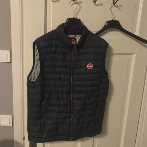 Dunväst från Colmar - Säljer en mörkblå colmar väst. Rätt så tunn. Den är köpt på johnells i Norrköping för 2300 kr. Skriv för mer bilder, tags m.m. Skulle säga att den passar dig som är 165-180 cm. Inga hål eller skador. 