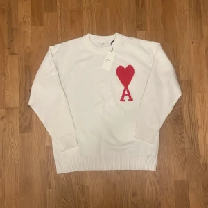 Vit stickad tröja från Ami - Vit stickad tröja från Ami Pari i storlek S❤️| Riktigt snygg och perfekt nu inför de kalla vädret                                                                          Skriv vid funderingar,                                            priset kan själv klart diskuteras !!