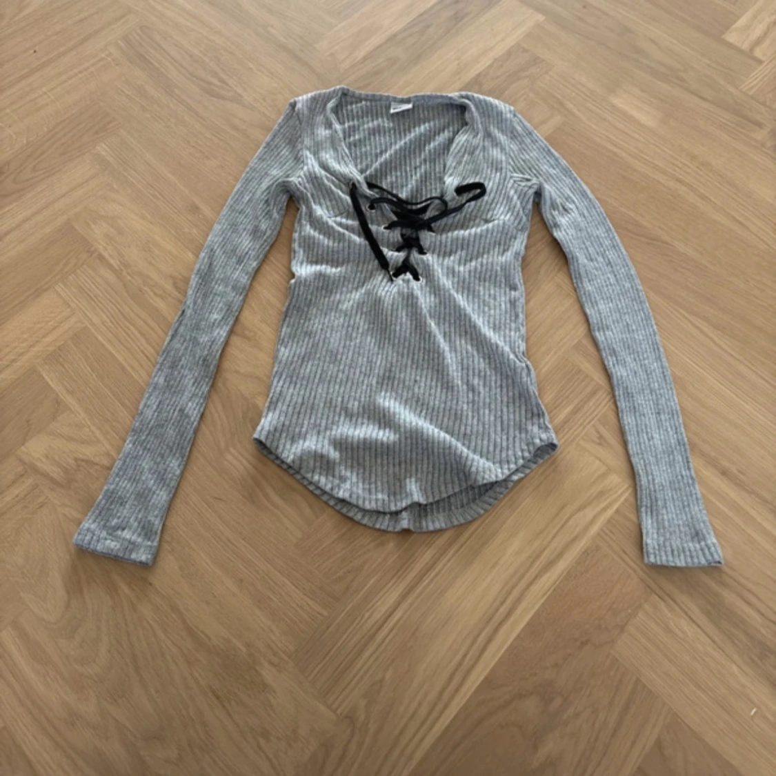 Grå ribbad långärmad topp Gina Tricot