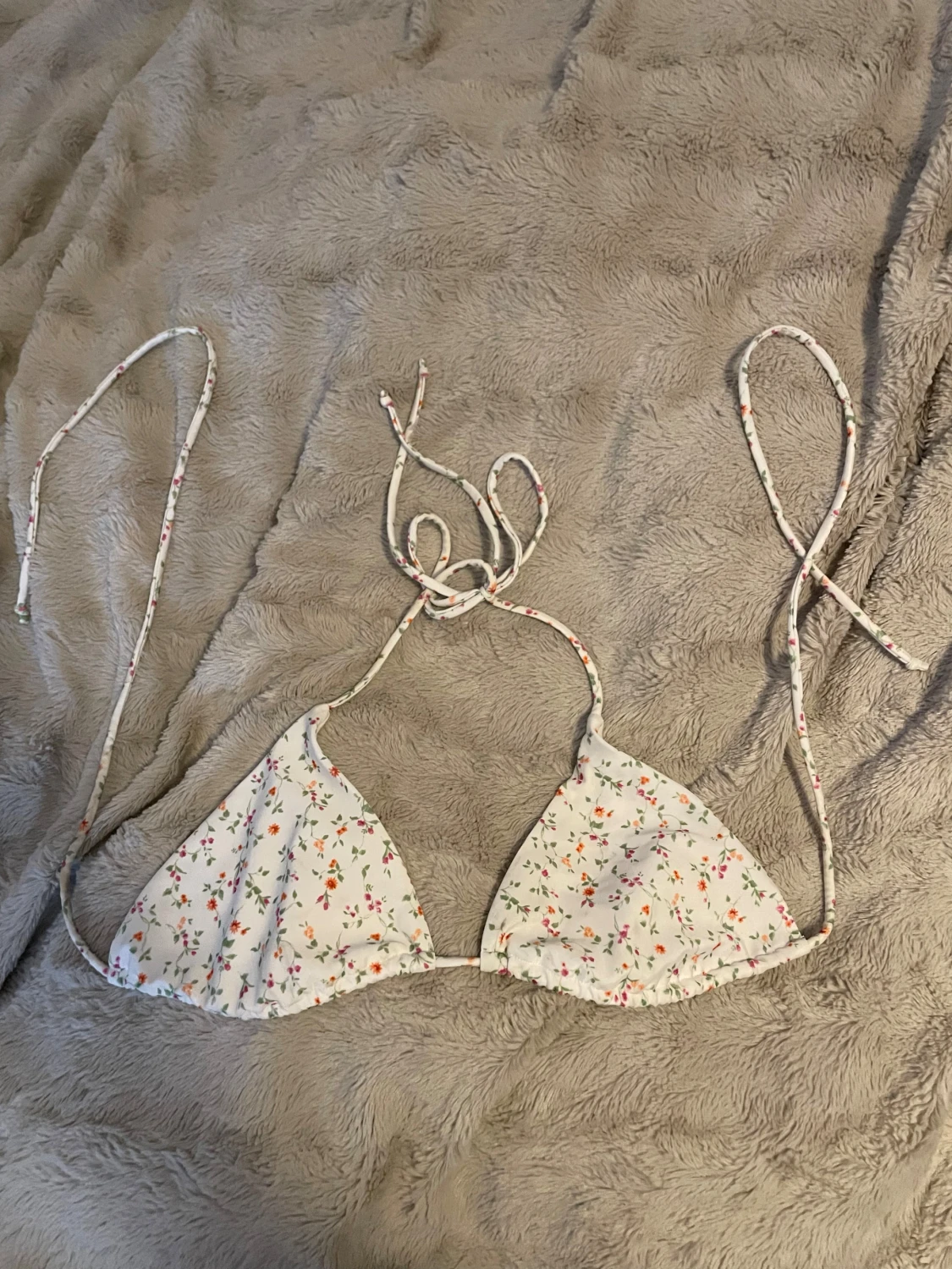 Vit blommig bikiniöverdel med snörning