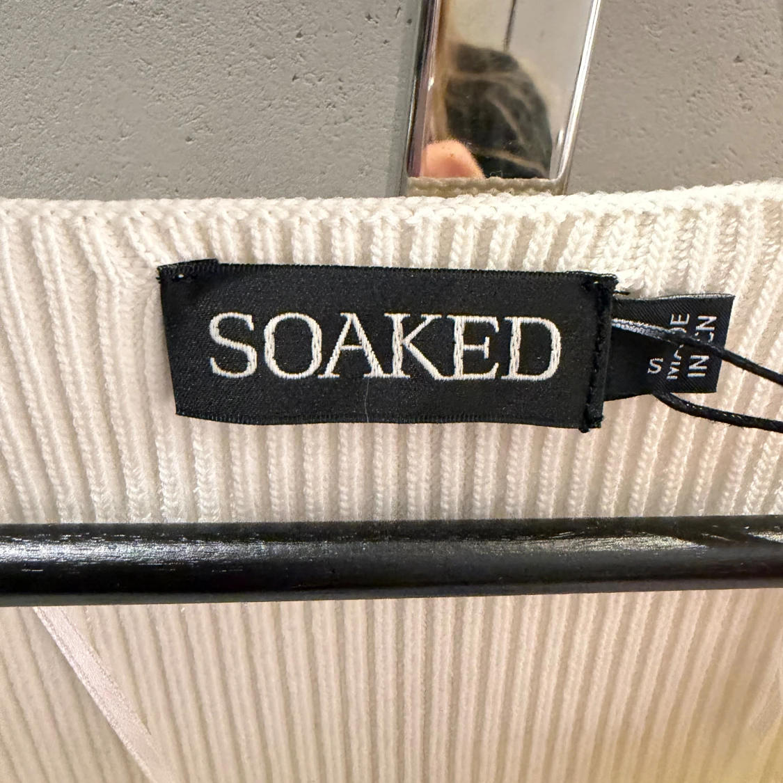 Vit ribbad tröja från Soaked - 2