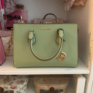 Michael Kors väska ”Sheila” i Light Sage - Ny och oanvänd