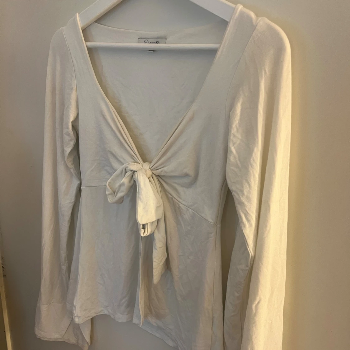 Vit långärmad topp med knyt från Design by Si