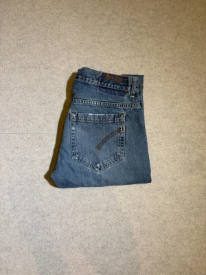 Dondup George  - Feta dondups i moddelen George byxorna är fint skick och mått och bild med det på går att lösa vid intresse bara att höra av dig vid frågor och funderingar 