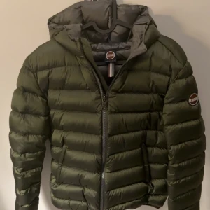 Mörkgrön Colmar jacka  - Säljer en nästintill helt ny köpt mörkgrön pufferjacka från Colmar med huva och dragkedja framtill. Jackan är använd några få gånger under en vintersäsong. Jackan ser ut som om den aldrig är använd inprincip ser den ut som när jag fick den! Köpt helt ny och bara jag som använt den några få gånger🥰jackan är i stl 48 alltså den sitter som en S/M, jätte små i storlek! JACKAN ÄR SLUTSÅLD VIA HEMSIDAN!!