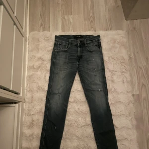 Replay Anbass jeans blå slim fit -  Replay Anbass jeans i blå  med slitningar