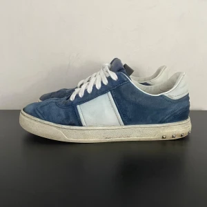 Valentino flycrews  - Valentino flycrew | st 40 | skick 7/10 | inget og | sjävlklart äkta | 3 nitar borta |