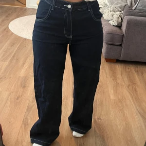 Baggy jeans  - Baggy jeans med detaljer på fickorna, högmidjade. Aldrig använda då de är lite för långa på mig som är 164. Alla lappar är borta men gissar på storlek S