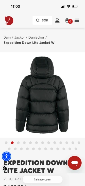 Svart Expedition Down Lite dunjacka - Expedition Down Lite Jacket från Fjällräven i svart med gul snörning och klassisk logga på bröstet. Jackan har huva, dragkedja och knappar framtill, två stora fickor och en puffig siluett. Perfekt för kalla dagar med sin dunfyllda, varma design. Storleken är xxs men den sitter som S / xs. Märket framtill sitter lite löst, men inget man lägger märke till!!