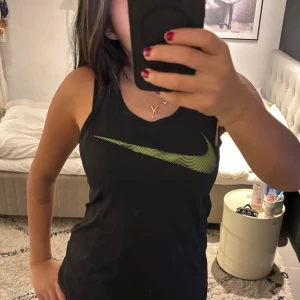 Svart nikelinne med grön logga - Ett jättesnyggt träningslinne från Nike med en grön logga