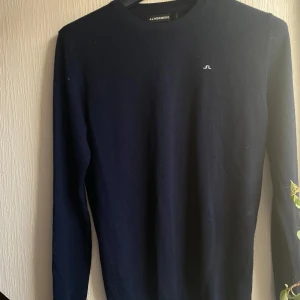 Stickad J.Lindeberg Merinoull - Stickad J.Lindberg tröja i merinoull • 9/10 skick inga defekter • Nypris 1200 • Priset ej hugget i sten!